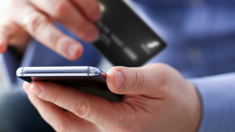 Yrittäjä käyttää S-Business -mobiilisovellusta puhelimellaan